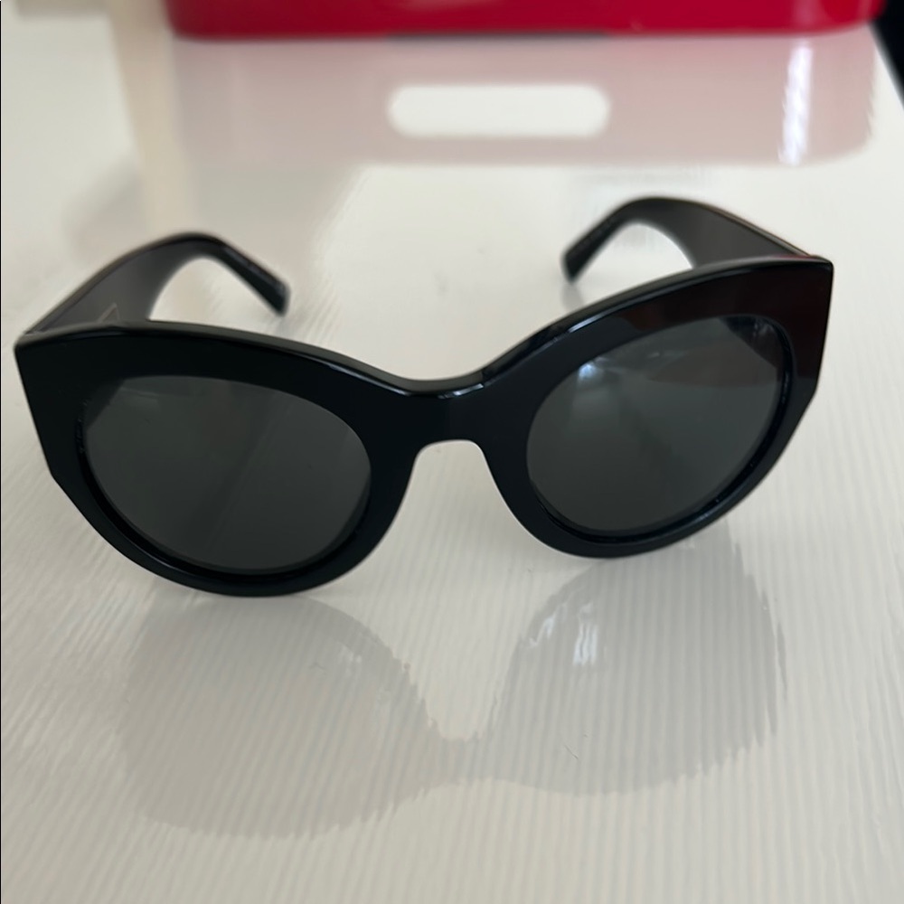 Authentic Versace Black medallion sunglasses - Picture 2 of 14